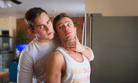 兩個美國大力士 Josh Brady 和超級帥哥 Logan Cross 在廚房裡打屁股