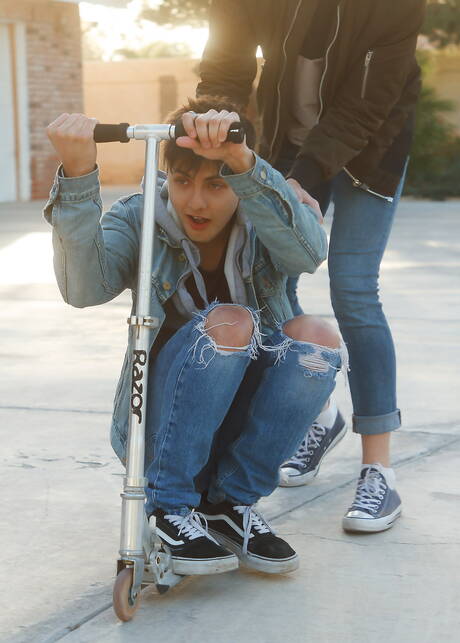 Los guapos chicos estadounidenses Ben Masters y el joven Angel Rivera hacen el amor al aire libre