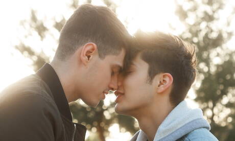 漂亮的美國男孩本·馬斯特斯和年輕的安吉爾·裡維拉在戶外做愛