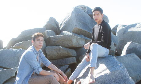 Der heiße Latino-Twink Aiden Garcia und der schöne Latino-Junge Landon Vega ficken sich den Arsch, nachdem sie am Strand Schwänze gelutscht und gefistet haben