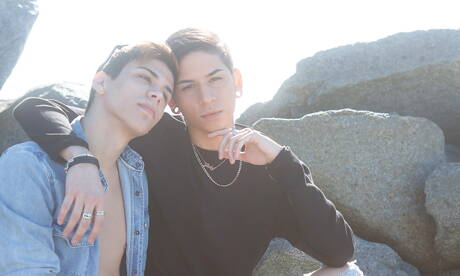 Der heiße Latino-Twink Aiden Garcia und der schöne Latino-Junge Landon Vega ficken sich den Arsch, nachdem sie am Strand Schwänze gelutscht und gefistet haben