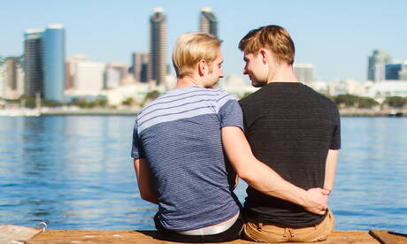 Les stars du porno américaines Max Carter et le minet torride Travis Berkley dans une sodomie torride en extérieur