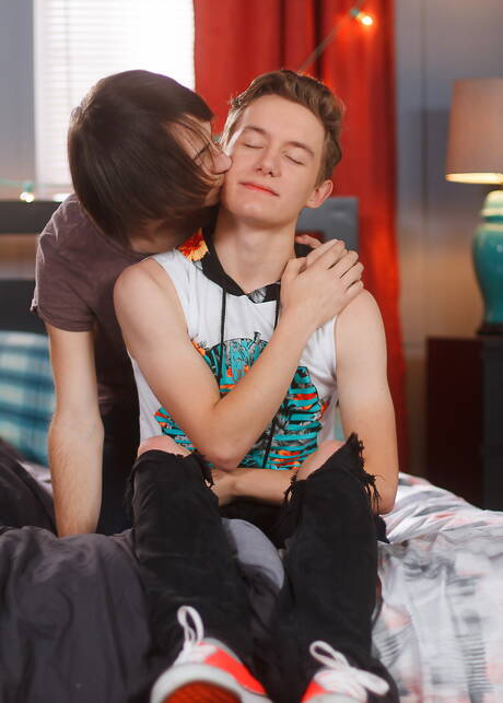 Os simpáticos garotos americanos Cole Claire e Leo Frost transando depois de um boquete