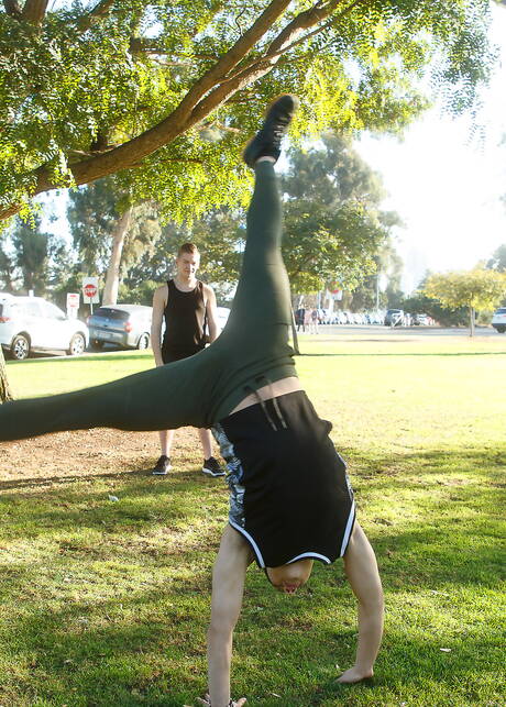 Amerykański ogier Corbin Colby i przystojniak Preston Hale ruchają się w dupę po obciąganiu na zewnątrz