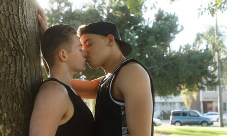 Amerykański ogier Corbin Colby i przystojniak Preston Hale ruchają się w dupę po obciąganiu na zewnątrz