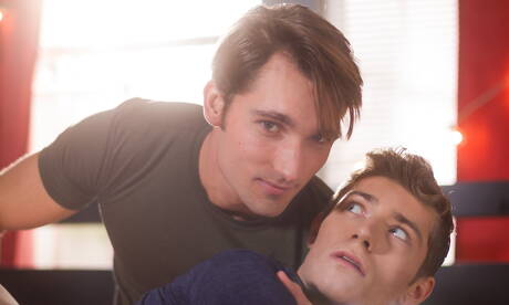 Zwei amerikanische Jungs, der junge Garrett Graves und der Muskelprotz Luke Wilder, lieben Spanking