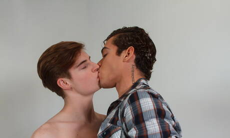 Der muskulöse Latino Ashton Summers und der heiße amerikanische Twink Travis Berkley haben Analsex