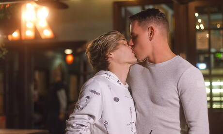 Les stars du porno américaines Kyle Ross et le bodybuilder Shane Cook font l