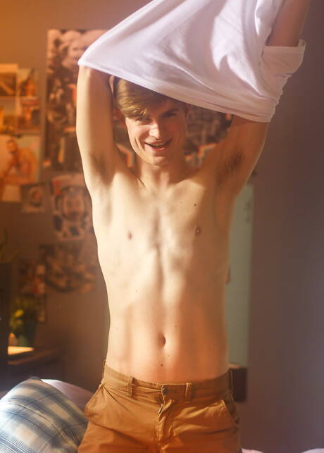 Der heiße amerikanische Twink Travis Berkley neckt mit Sexspielzeug