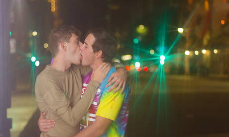 Gorący amerykańscy chłopcy, muskularny Josh Brady i piękny chłopak Cameron Parks uprawiają dobry seks na zewnątrz