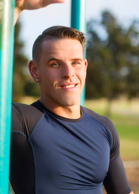 Der amerikanische Bodybuilder Shane Cook posiert nackt draußen