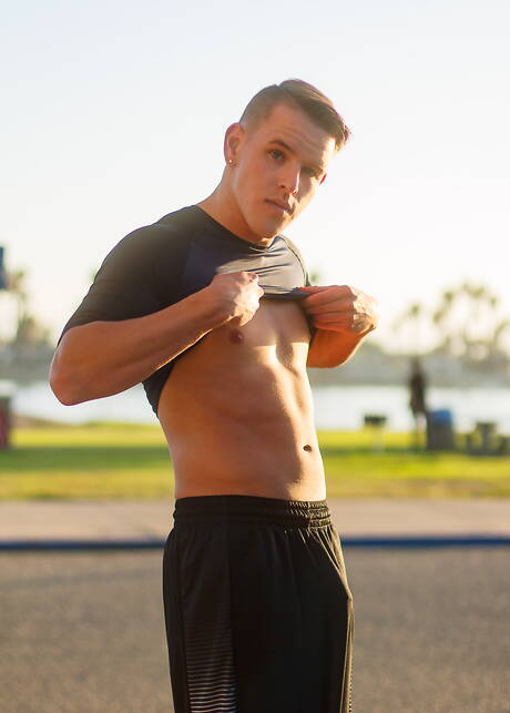 Der amerikanische Bodybuilder Shane Cook posiert nackt draußen