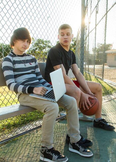 El simpático estadounidense Corbin Colby y el joven Cole Claire tienen sexo anal duro al aire libre.