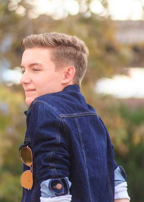 Amerikaanse jonge jongen Leo Frost poseert naakt en laat zijn hete kont zien in de buitenlucht