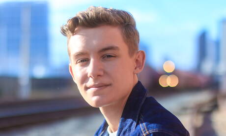 Amerikaanse jonge jongen Leo Frost poseert naakt en laat zijn hete kont zien in de buitenlucht