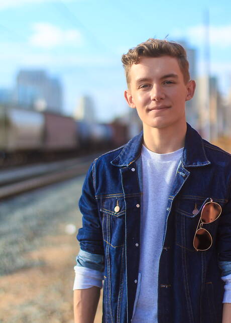 Amerikaanse jonge jongen Leo Frost poseert naakt en laat zijn hete kont zien in de buitenlucht