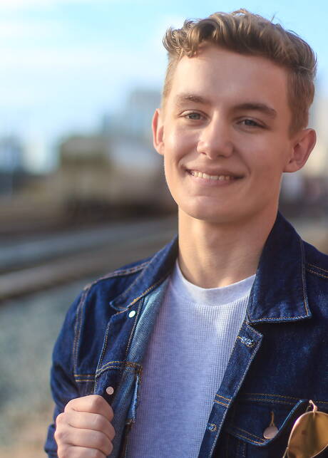 Amerikaanse jonge jongen Leo Frost poseert naakt en laat zijn hete kont zien in de buitenlucht