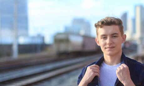 Amerikaanse jonge jongen Leo Frost poseert naakt en laat zijn hete kont zien in de buitenlucht