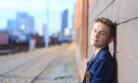 Amerikaanse jonge jongen Leo Frost poseert naakt en laat zijn hete kont zien in de buitenlucht