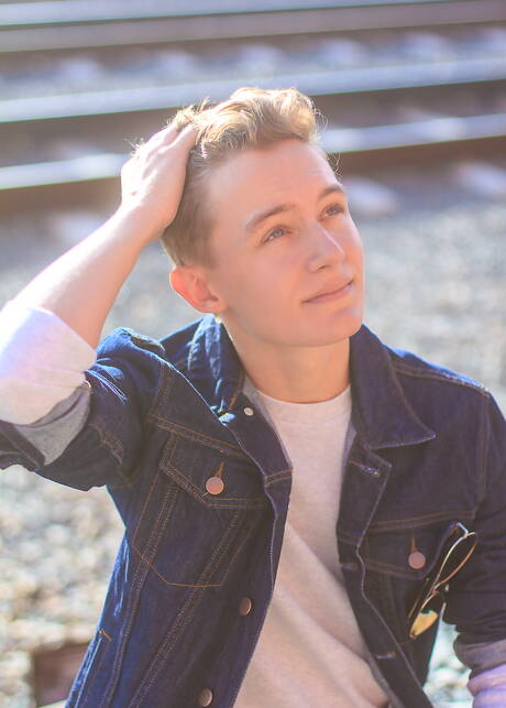 Amerikaanse jonge jongen Leo Frost poseert naakt en laat zijn hete kont zien in de buitenlucht