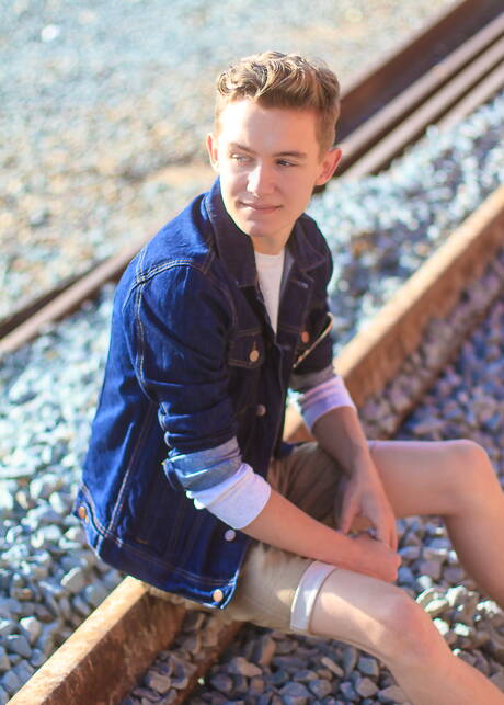 Amerikaanse jonge jongen Leo Frost poseert naakt en laat zijn hete kont zien in de buitenlucht