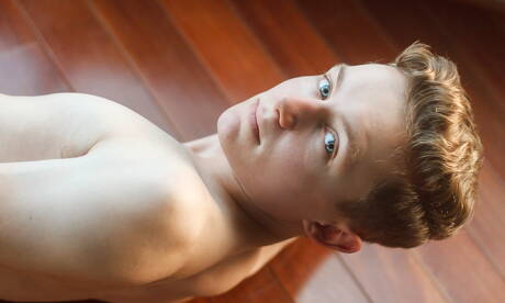 Amerikaanse jonge jongen Leo Frost poseert naakt en laat zijn hete kont zien in de buitenlucht