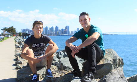 Les mecs américains chauds, le minet chaud Joey Mills et le taureau fort Shane Cook ont une bonne relation sexuelle dans la piscine