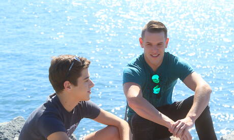 Les mecs américains chauds, le minet chaud Joey Mills et le taureau fort Shane Cook ont une bonne relation sexuelle dans la piscine