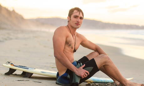 Der amerikanische Superhengst Luke Wilder posiert nackt und zeigt seinen Hintern am Strand