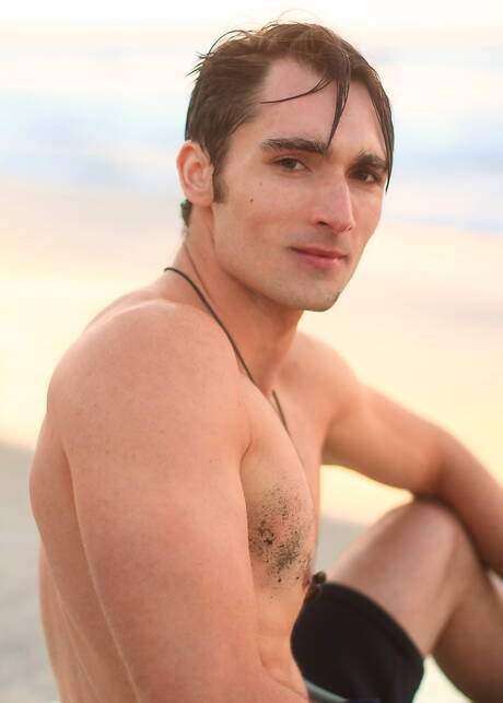 Der amerikanische Superhengst Luke Wilder posiert nackt und zeigt seinen Hintern am Strand