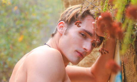 Der amerikanische Superhengst Luke Wilder posiert nackt und zeigt seinen Hintern am Strand