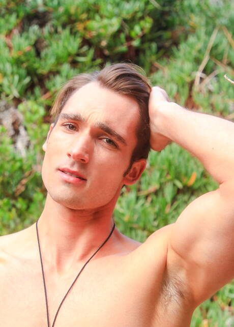 Der amerikanische Superhengst Luke Wilder posiert nackt und zeigt seinen Hintern am Strand