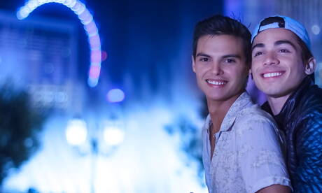 Der lateinamerikanische Hengst Ashton Summers und der junge Latino Gabriel Martin lieben sich draußen