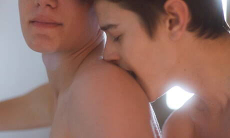 Knappe Amerikaanse jongens, knappe jongen Evan Parker en twink Leo Frost hebben een hete koppelscène