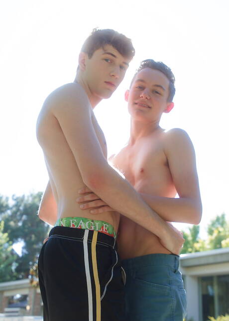 Twee Amerikaanse gasten, de jonge Cameron Parks en de jonge Leo Frost, in een hete homoseksuele scène bij het zwembad