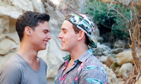 Der amerikanische Schönling Josh Brady und der junge Latino Gabriel Martin haben draußen eine heiße Pärchenszene