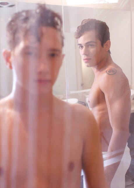 De Amerikaanse stoere Tyler Hill en de Latijns-Amerikaanse superster Ashton Summers neukten elkaar in de badkamer