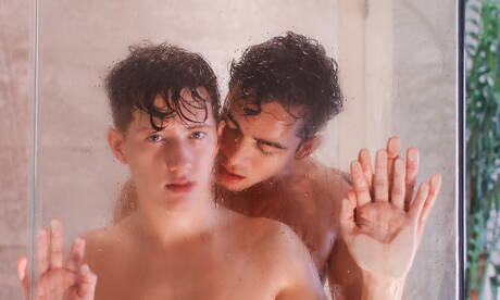 De Amerikaanse stoere Tyler Hill en de Latijns-Amerikaanse superster Ashton Summers neukten elkaar in de badkamer