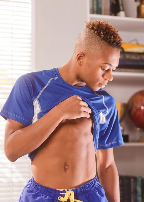 Czarny siłacz Marcell Tykes masturbuje się zabawką