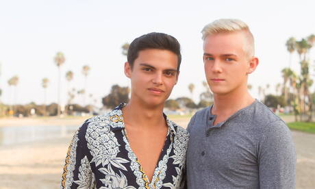 Der amerikanische Junge Jeremy Price und der hübsche Venezolaner Gabriel Martin haben heißen Pärchensex im Freien