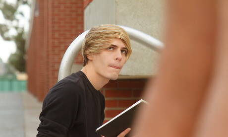 Der amerikanische Twink Kyle Ross und der muskulöse Puerto-Ricaner Ashton Summers haben heißen Analsex im Freien