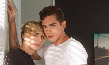 Der amerikanische Twink Kyle Ross und der muskulöse Puerto-Ricaner Ashton Summers haben heißen Analsex im Freien