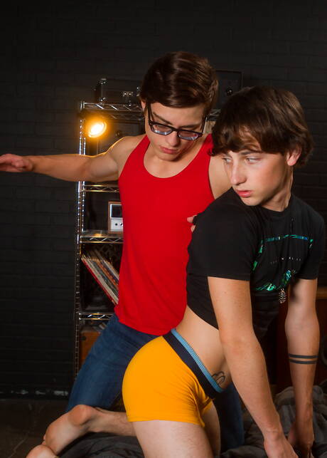 性感的美國人，帥氣的傢伙布萊克米切爾和性感的年輕人科爾克萊爾在屁股打屁股場景中