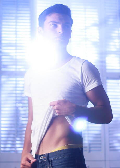 Latino-Twink Gabriel Martin posiert nackt und zeigt heißen Arsch