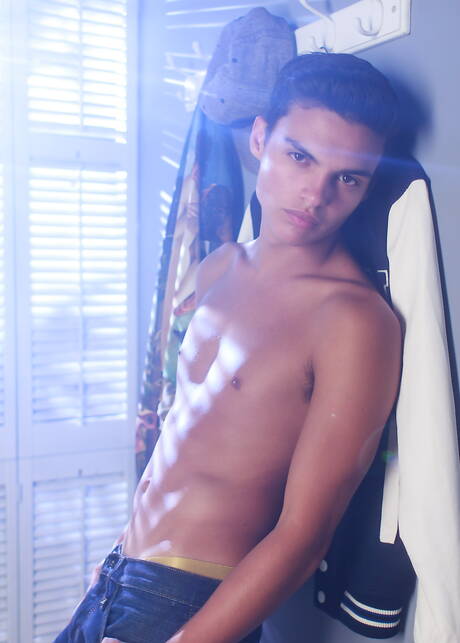 Latino-Twink Gabriel Martin posiert nackt und zeigt heißen Arsch