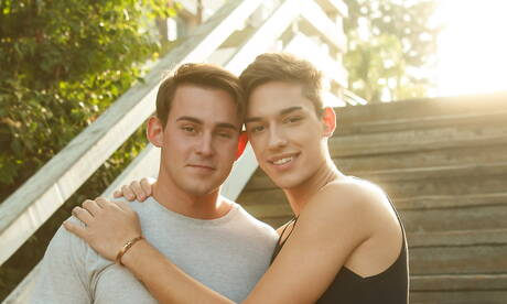 Der amerikanische Muskelprotz Josh Brady und der Twink Jack Donovan haben sich draußen beim Fisting gegenseitig gefickt