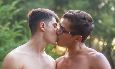 El jovencito americano Ben Masters y el musculoso latino Ashton Summers tienen un buen sexo al aire libre