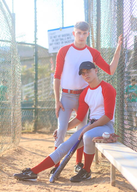 Zwei amerikanische Jungs, der junge Ezra Michaels und der Twink Cameron Parks, haben heißen Pärchensex im Freien