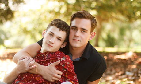 Der hübsche, muskulöse Amerikaner Josh Brady und der junge Danny Nelson ficken sich in den Arsch, nachdem sie draußen Schwänze gelutscht haben