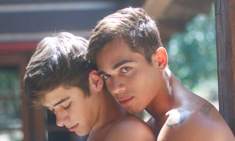 Der amerikanische Junge Joey Mills und der lateinamerikanische Superhengst Ashton Summers bohren draußen einen Arsch